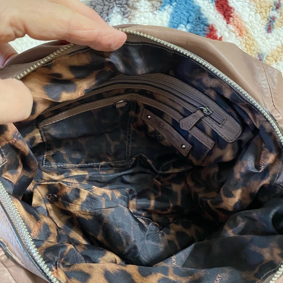 B Makowsky light brown shoulder bag, great condition, very clean - Picture 2 of 6